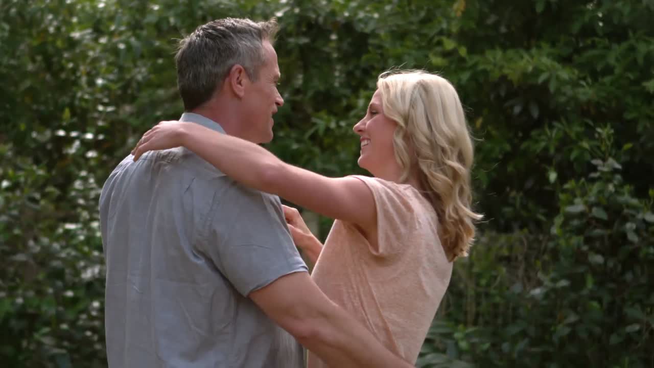 정원에서 춤을 추는 행복한 성인 커플