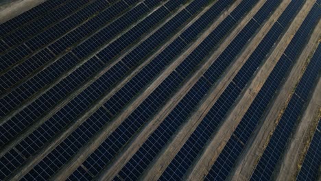 Antena-De-Arriba-Hacia-Abajo-Del-Panel-Solar-En-El-Campo-Para-El-Suministro-De-Producción-De-Energía-Eléctrica