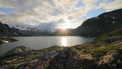 Puesta-De-Sol-Con-El-Telón-De-Fondo-De-Las-Montañas-Noruegas.-Hermosa-Naturaleza-Paisaje-Natural-De-Noruega.