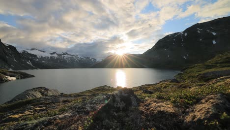 puesta de sol contra el telón de fondo de las montañas noruegas. hermosa naturaleza paisaje natural de noruega.
