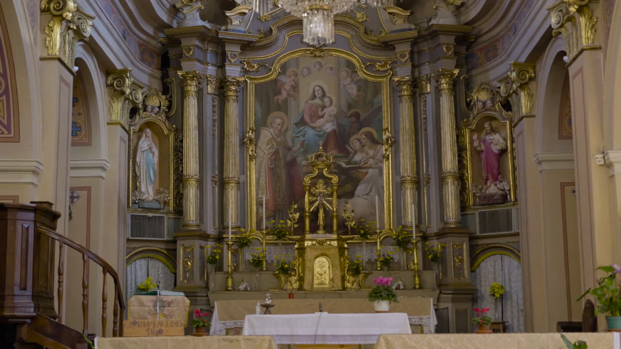 una vista interior del altar de una iglesia católica, con hermosas y antiguas obras de arte con la imagen de la madre maría y otros santos santos