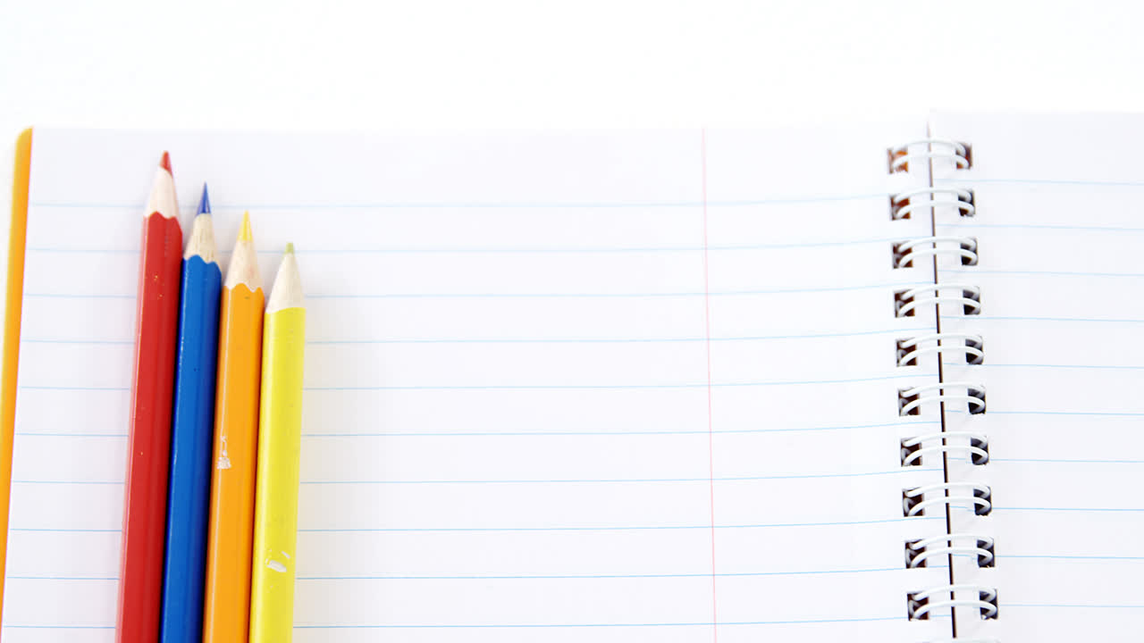 lápices de colores guardados en el libro