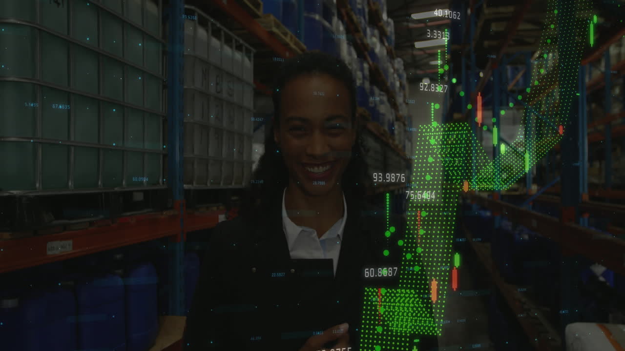 animación de procesamiento de datos financieros sobre una mujer de negocios afroamericana en un almacén
