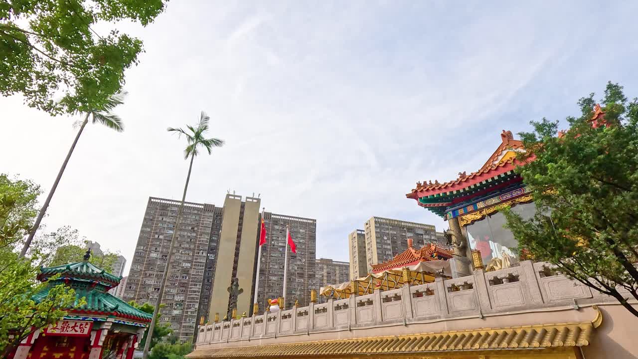 templo y horizonte urbano en hong kong