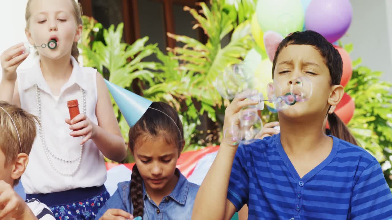 뒷마당에서 거품 지 ⁇ 이로 놀고 있는 행복한 친구들 4k