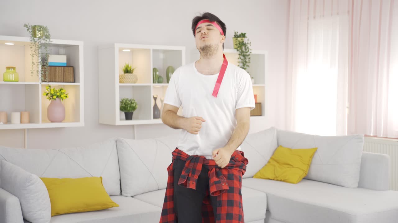 집에서 조 ⁇ 하는 남자는 피곤해지고 있다. 재미있는 스포츠.