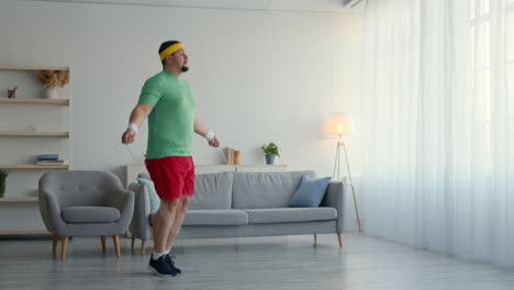 hombre saltando la cuerda en casa