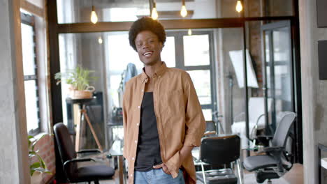 Retrato-De-Un-Hombre-Afroamericano-Feliz-Con-Afro-En-Casa,-Cámara-Lenta