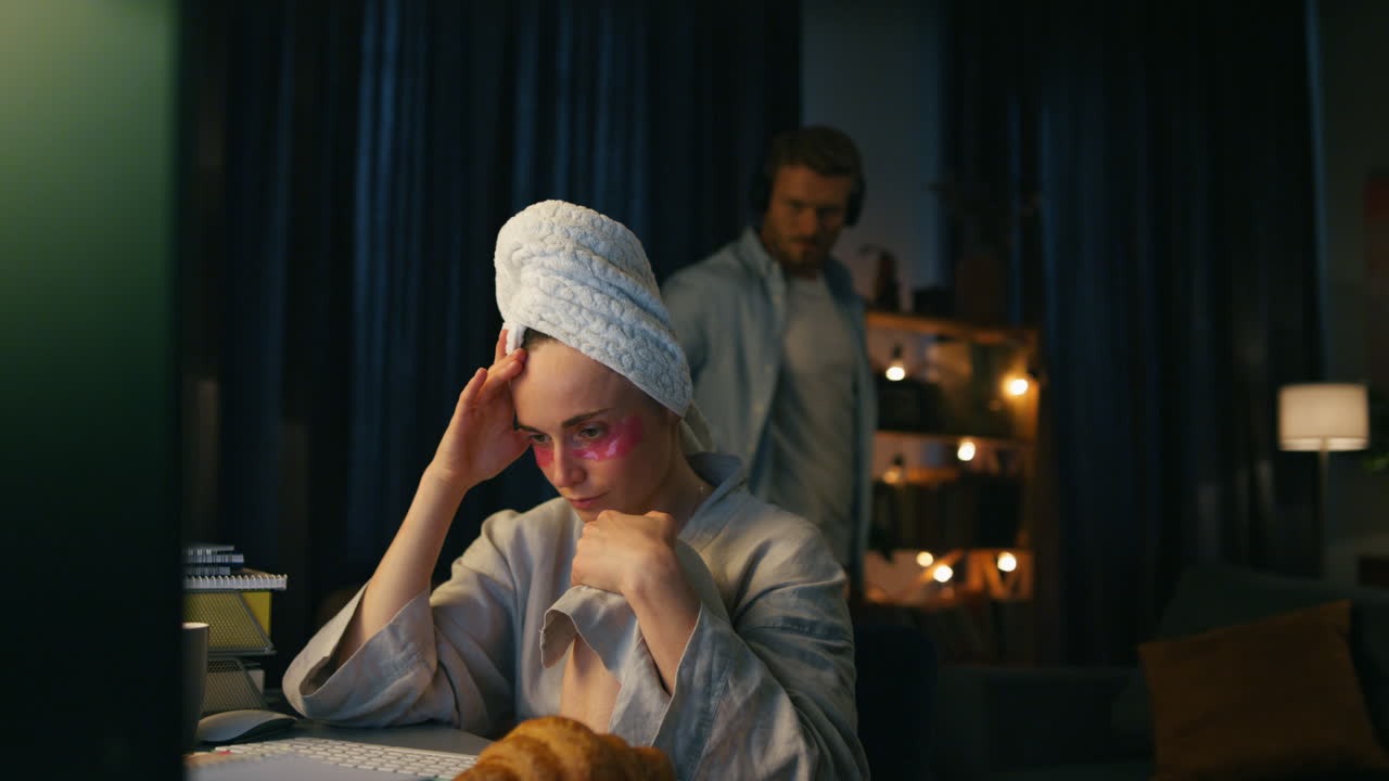 집에 앉아있는 우울한 소녀 저녁 클로즈업. 불만족한 주부 짜증