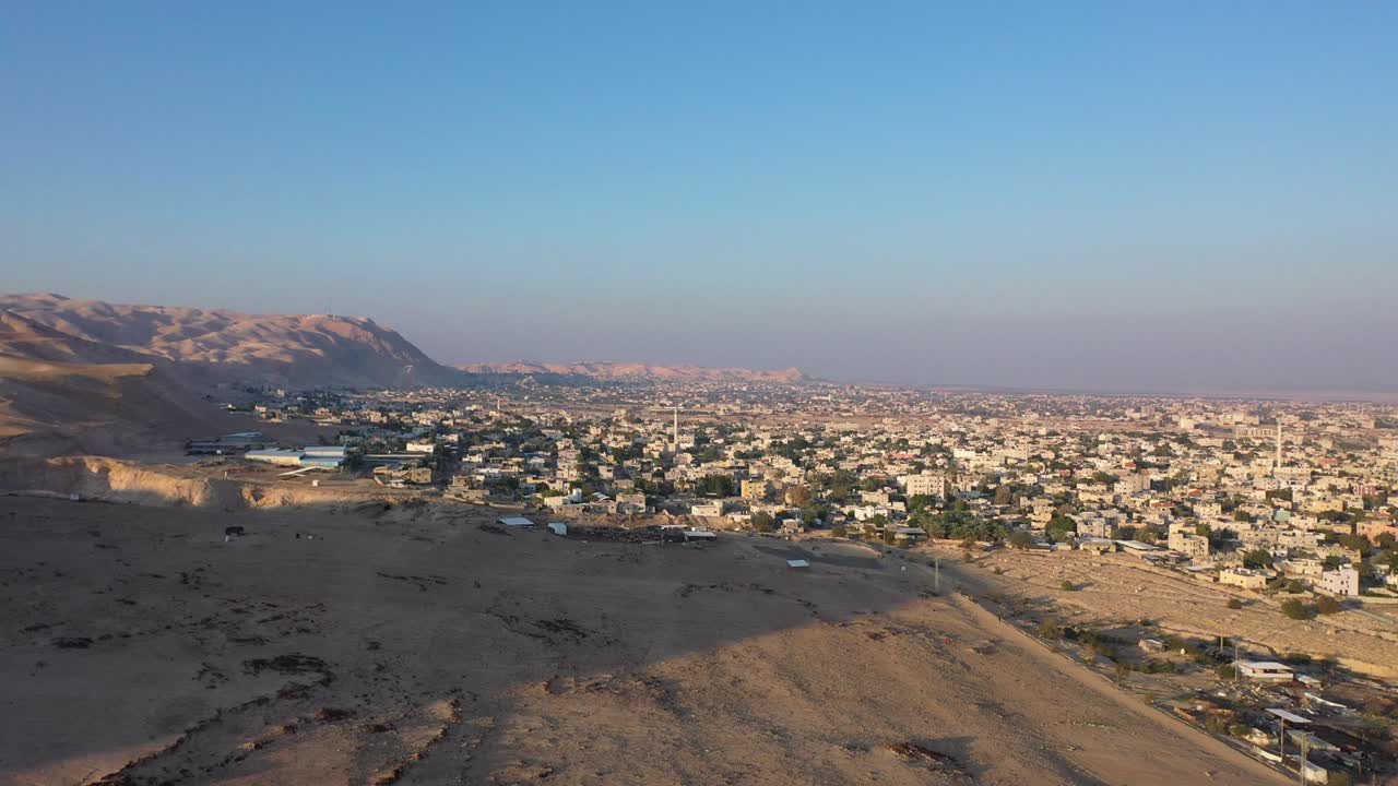 사막 에서 해 가 지는 예리코 도시 를 공중 에서 볼 수 있는 모습