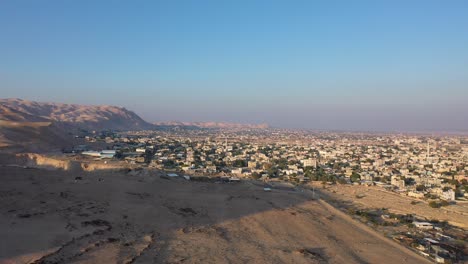 vista aérea de la ciudad de jericó en la puesta de sol en el desierto