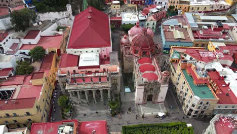 Teatro-Juárez,-Guanajuato,-México,-4K-Drone-Shot,-Central-Park