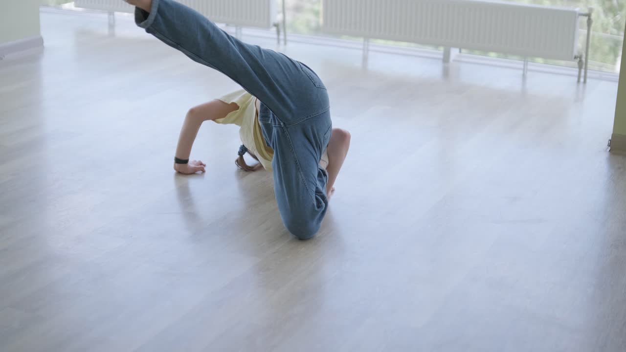 현대적인 스튜디오에서 브레이크 댄스를 하는 어린 소녀