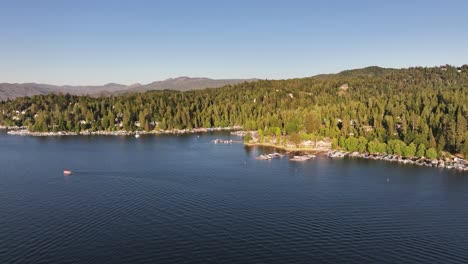 Hermoso-Lago-Punta-De-Flecha-Agua-Azul-Y-Botes-Durante-La-Puesta-De-Sol-Pan-De-Camiones-Aéreos