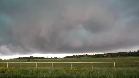 nubes arremolinándose sobre una granja en el centro de texas tornado ver 4k