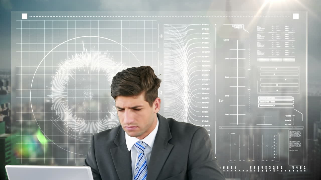 анимация напряженного кавказского бизнесмена, работающего на ноутбуке над экраном с данными и городским пейзажем
