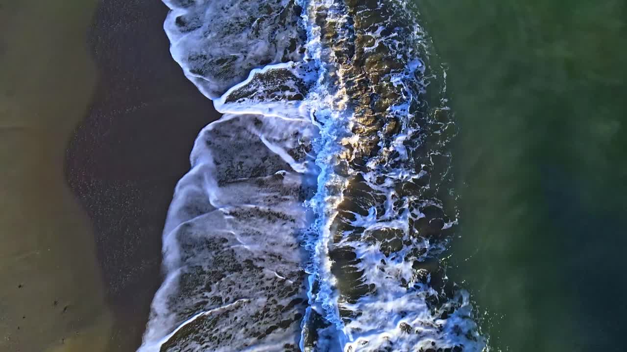 la costa de la playa se inclina hacia el horizonte durante la hora dorada
