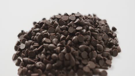 video de primer plano de varios trozos de chocolate sobre un fondo blanco