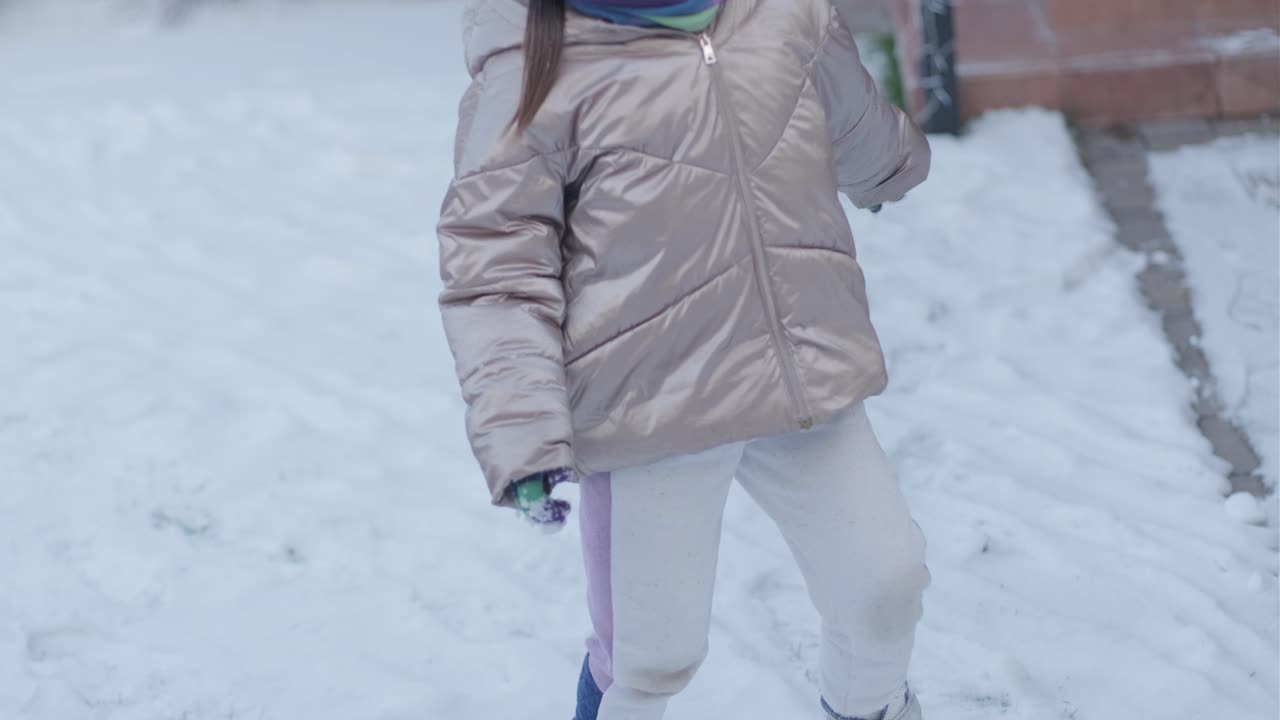 할아버지와 손녀가 눈 속에서 재미를 느끼고 있습니다.