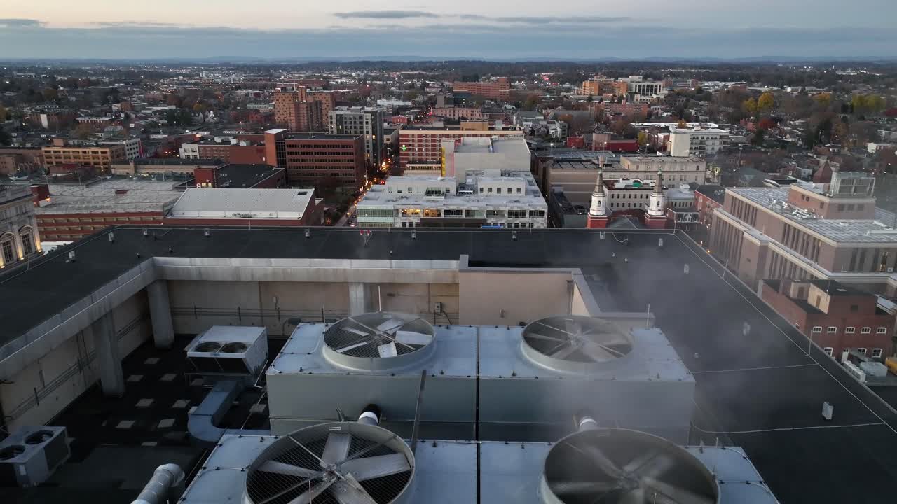 미국 펜실베이니아 주 랭커스터 시의 타워 꼭대기에 있는 에어컨의 회전 프로펠러의 공중 도 촬영