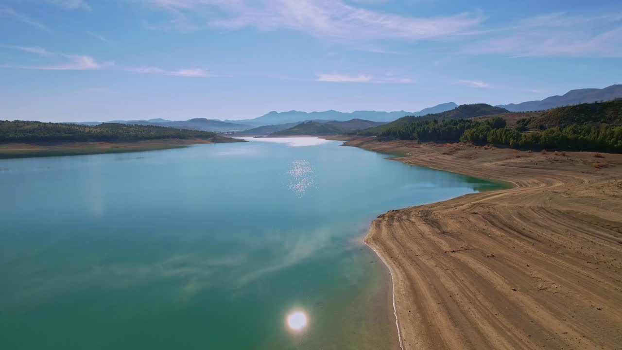 vuelo sobre el embalse al mediodía