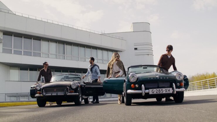 Grupo de amigos con coches clásicos
