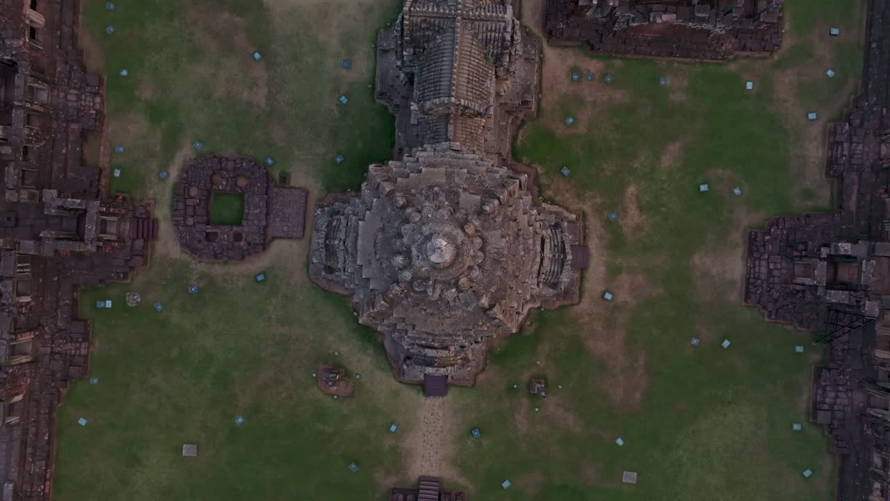 Scorcio aereo del sacro complesso del tempio Khmer di Phimai.