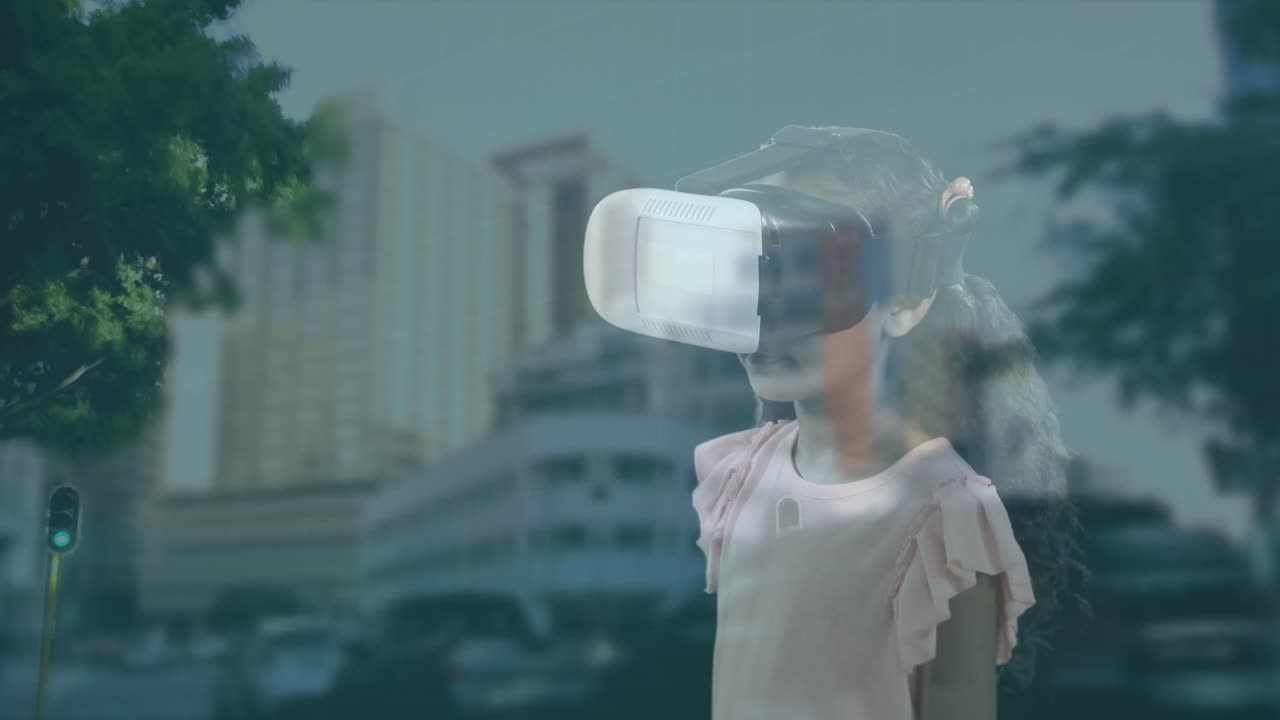 animación de un candado digital sobre una mujer afroamericana en auriculares vr y cityscape