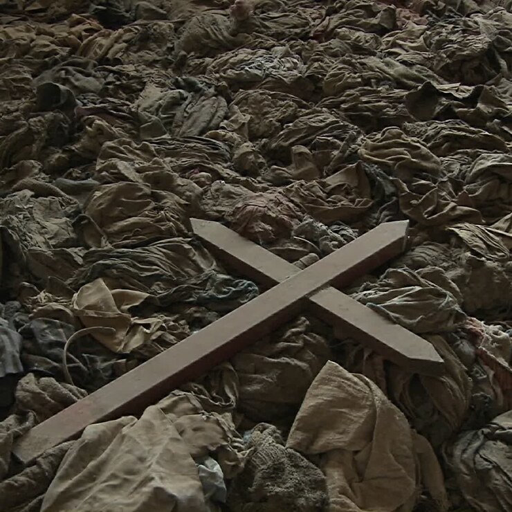 Una croce si trova tra i vestiti sparsi delle vittime in seguito a un genocidio in una chiesa in Ruanda