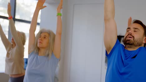 entrenador ayudando a las mujeres mayores en la realización de yoga 4k