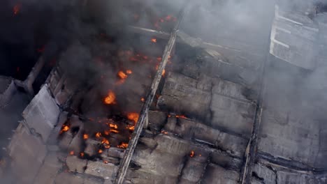 Gran-Fábrica-Reducida-A-Cenizas,-Llamas-En-órbita-Aérea-Y-Humo-Negro,-Contaminación