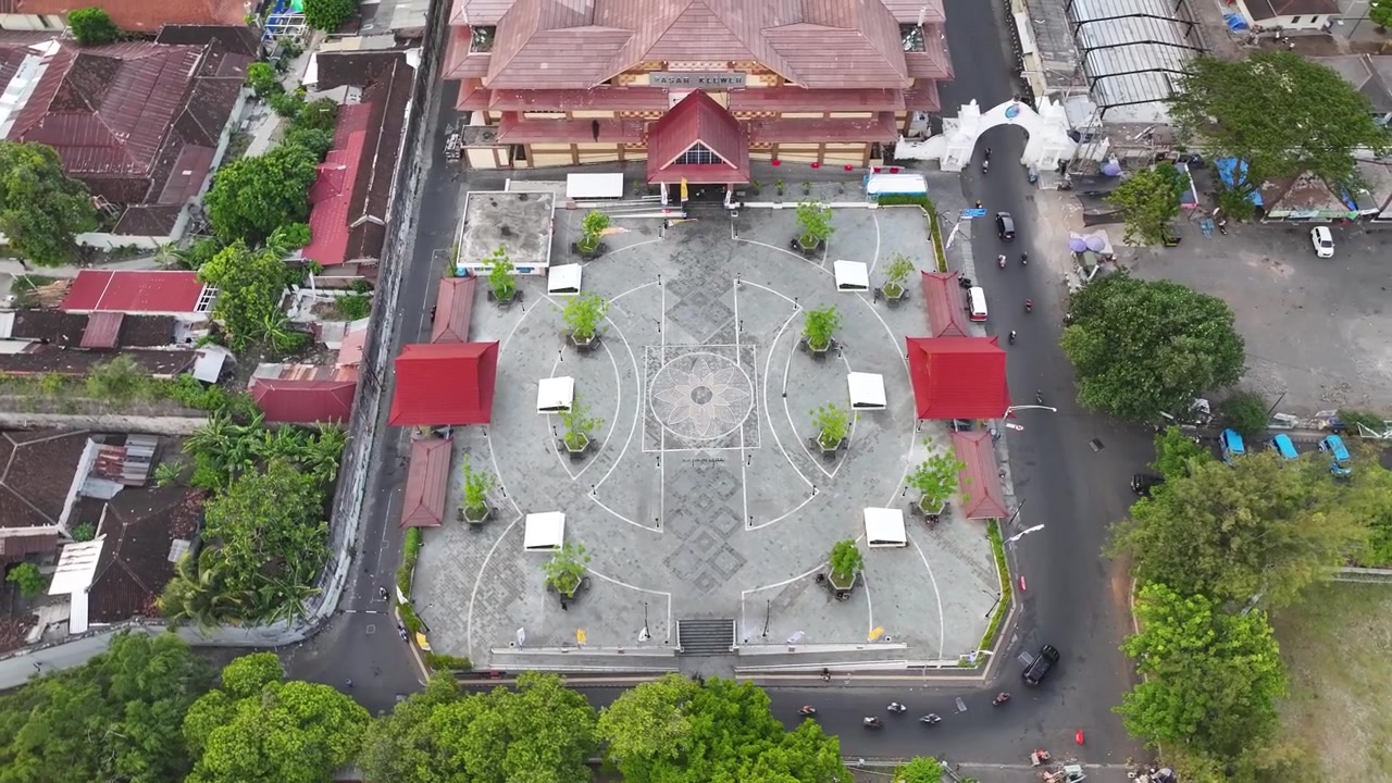 Gedung Pasar Klewer Solo dengan alun-alun kecil, pusat perbelanjaan, dan pasar di Surakarta, Indonesia. Drone.
