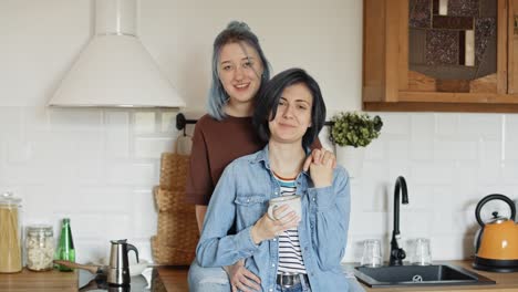 Porträtvideo-Eines-Glücklichen-Lesbischen-Paares-In-Der-Küche.