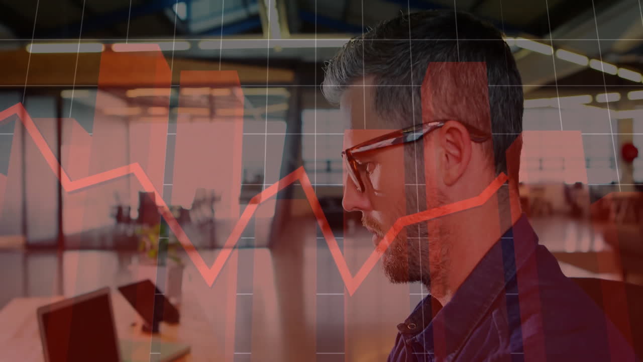 analizando la animación de datos financieros sobre el hombre que usa el teléfono inteligente en la oficina