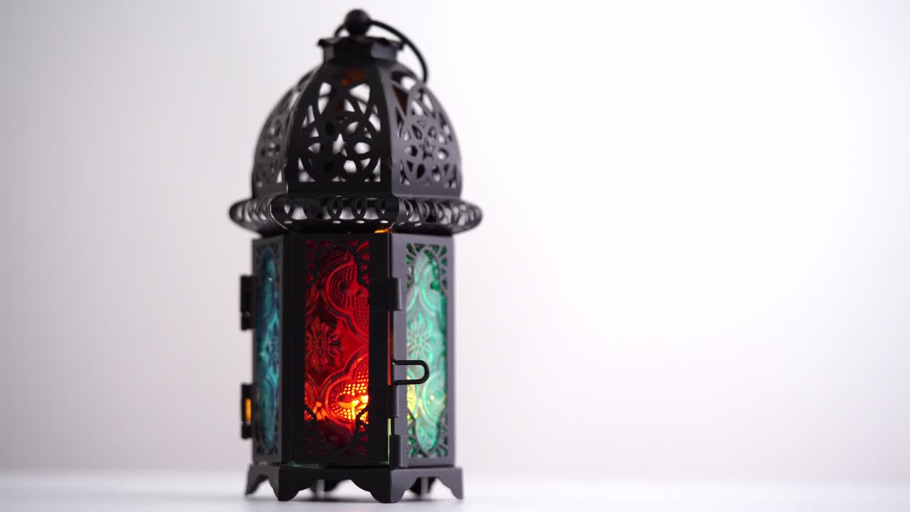 턴테이블에 있는 아라비아 랜턴 360도 회전