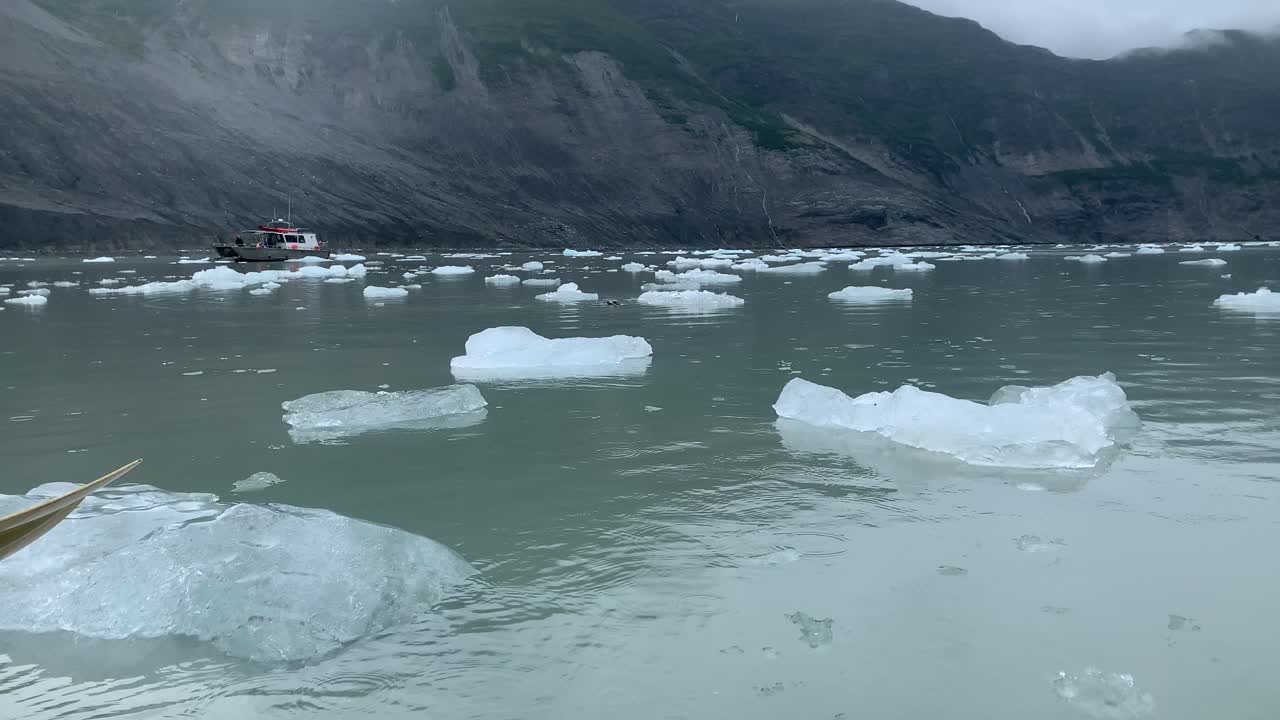빙하가 있는 아름다운 맑은 물
