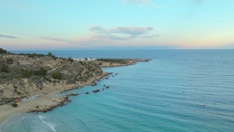 Noche-Vibrante-En-Paralimni,-Chipre,-Vista-Aérea.