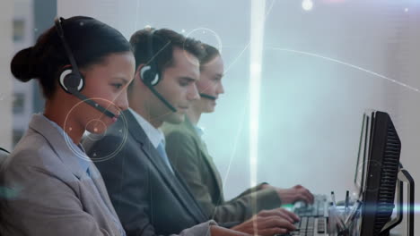 animazione della rete di connessioni su uomini d'affari che indossano cuffie telefoniche