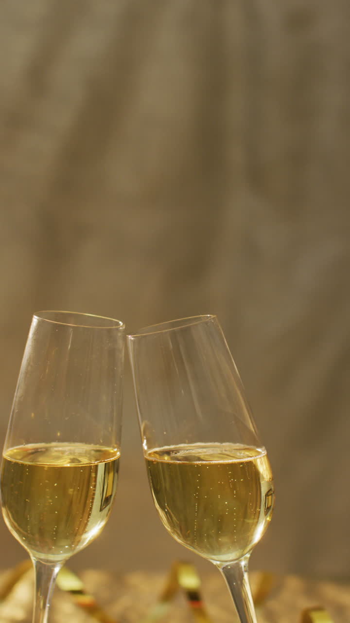 video vertical de dos vasos de champán haciendo un brindis