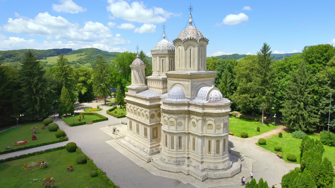 Vista aerea con drone del Monastero di Curtea de Arges in Romania. Persone di fronte, giardini intorno