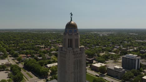 Drone-Orbita-Alrededor-De-La-Torre-Del-Capitolio-Del-Estado-De-Nebraska,-Con-Vista-Del-Sembrador