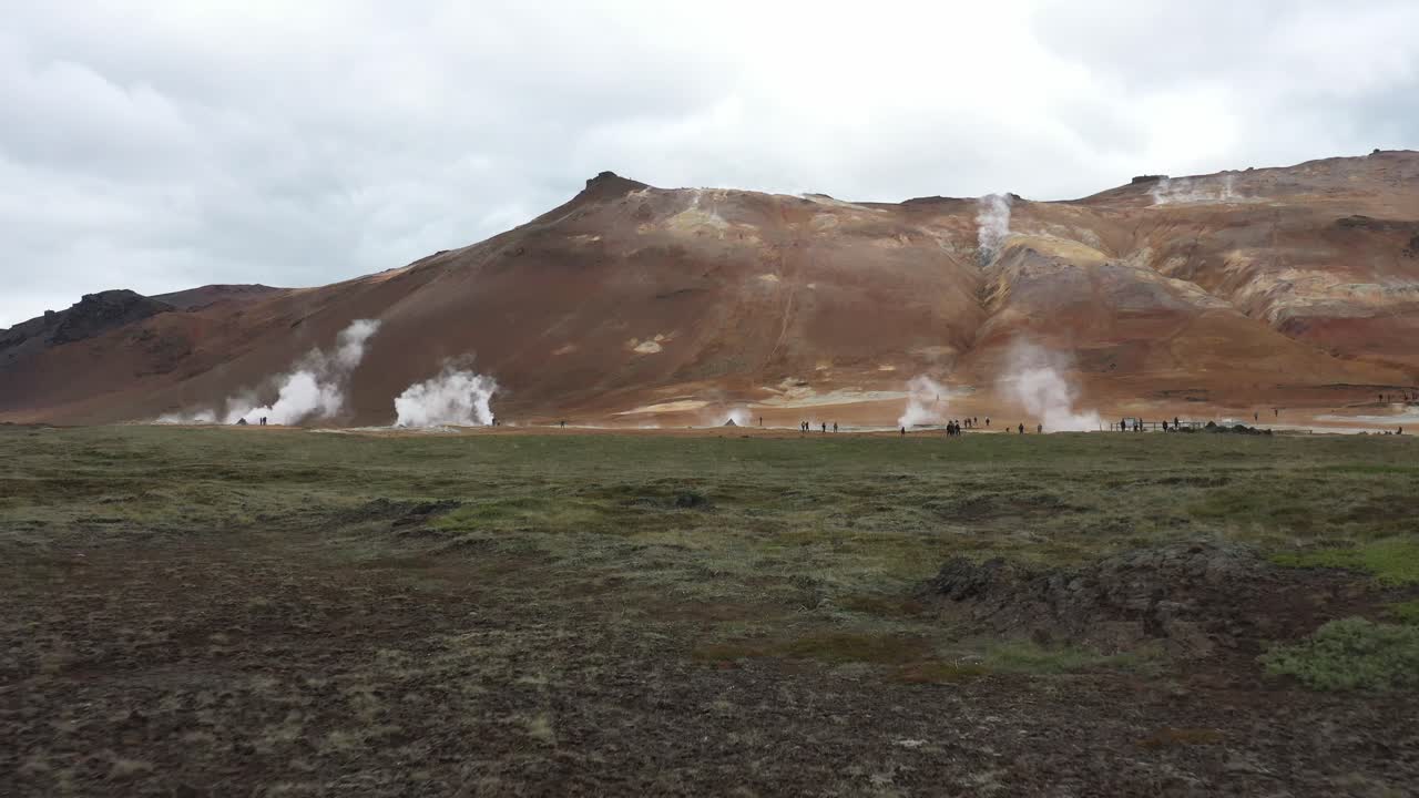campo geotérmico landmannalauger en islandia con video de drones avanzando a baja altura