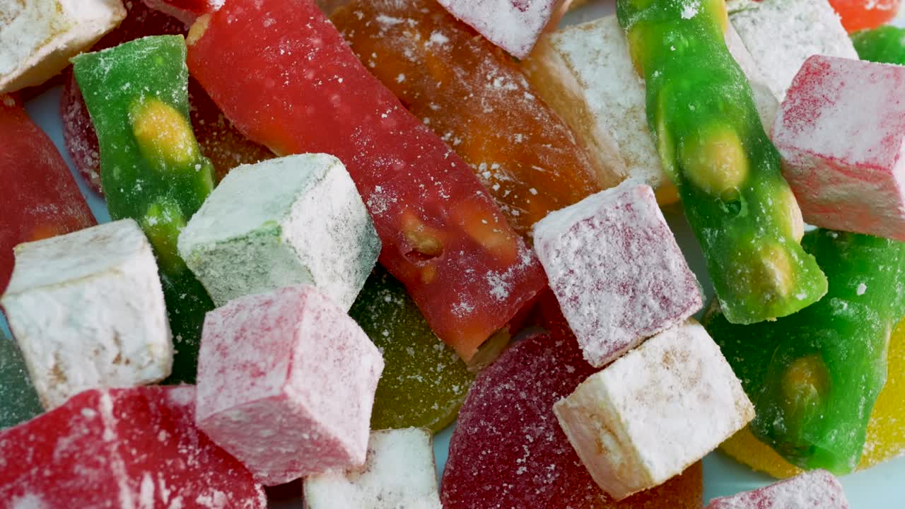 견과류, 과자, 마멀레이드, 어린이의 과자 등으로 터키의 즐거움은 회전판에서 회전하고 있습니다.