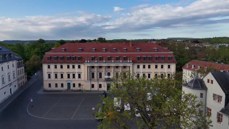 Movimento de drone centralizado com inclinação gradual para cima sobre arquitetura grandiosa