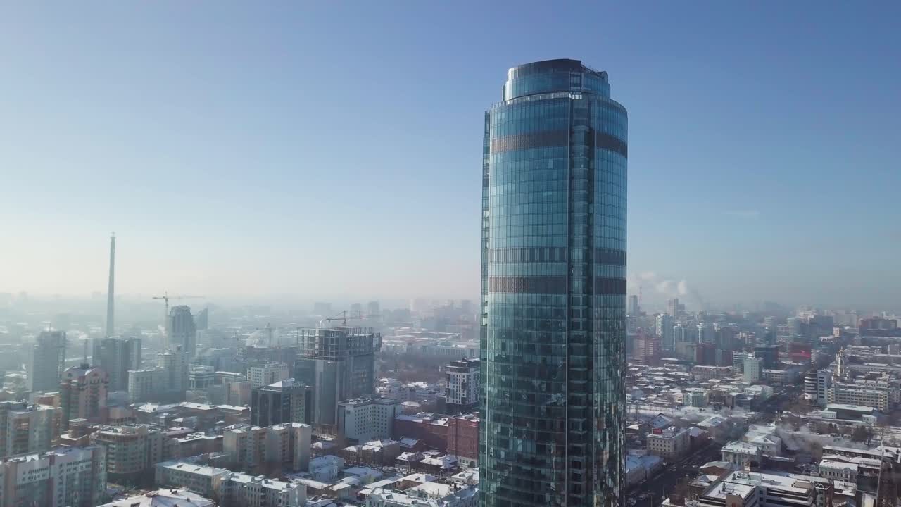 vista aérea de un rascacielos moderno en una ciudad de invierno