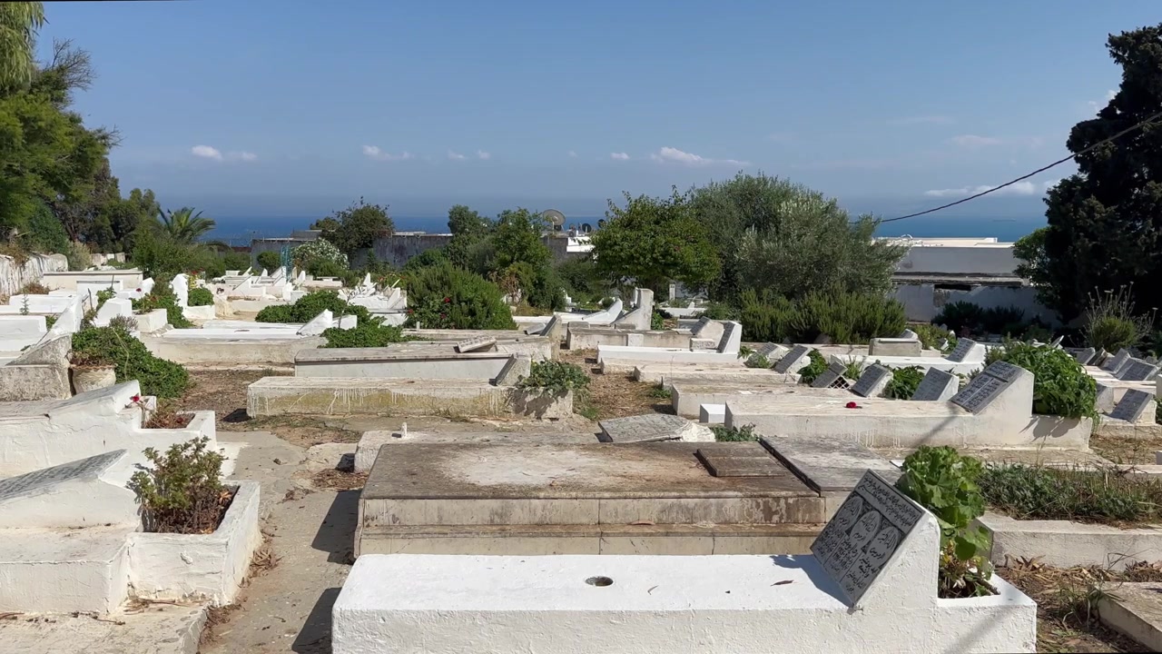 Tunus'un Sidi Bou Said kentindeki kıyı yamaç mezarlığını Arapça mezar taşlı beyaz mezar sıraları dolduruyor.