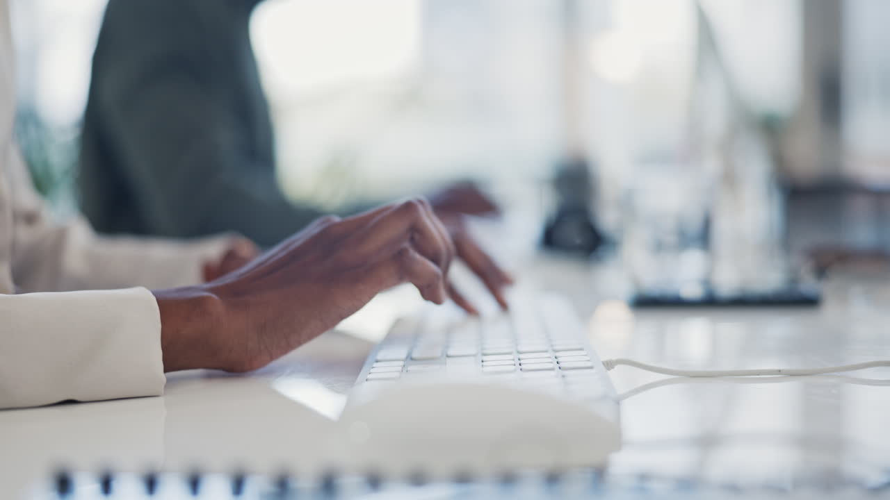 gente de negocios, las manos mecanografiando