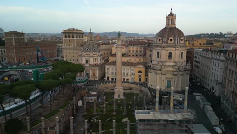 Columna-De-Trajano-En-El-Foro-Imperial.-Vuelo-Aéreo-Con-Drones