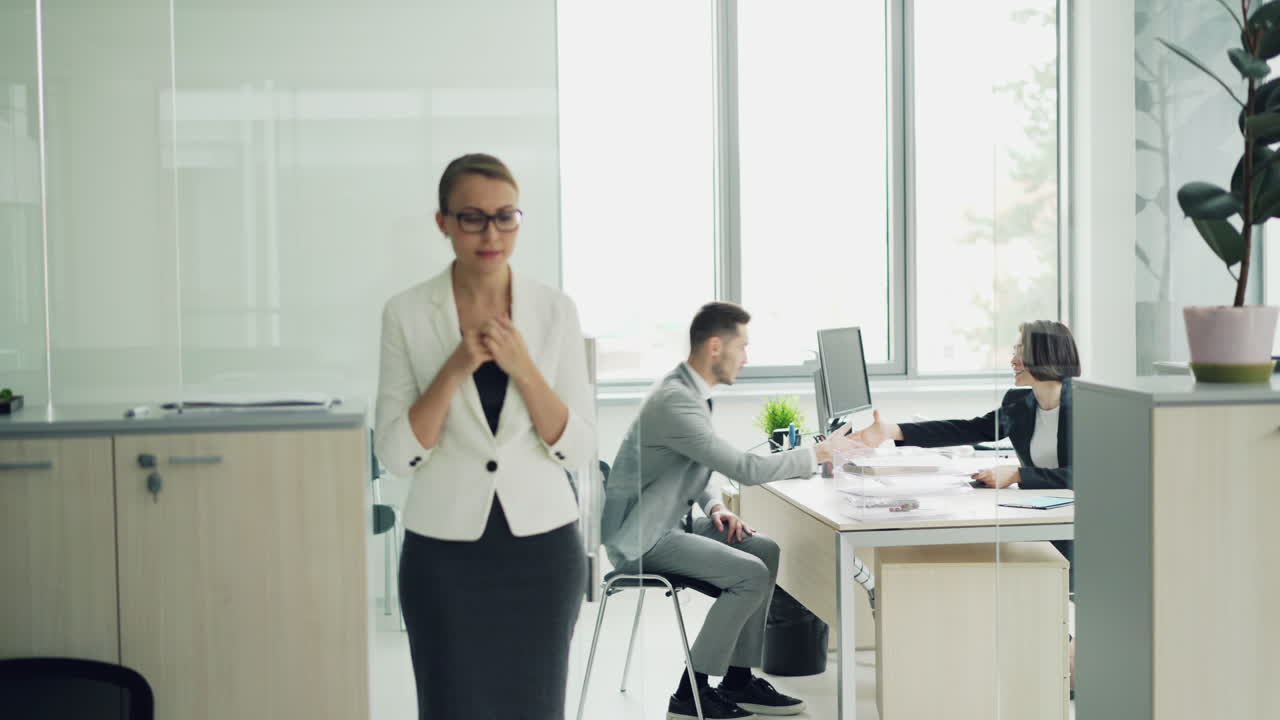 Riunione d'affari in un ufficio moderno