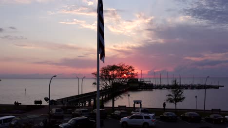 Fairhope-Pier,-Alabama-Sonnenuntergang-über-Mobile-Bay